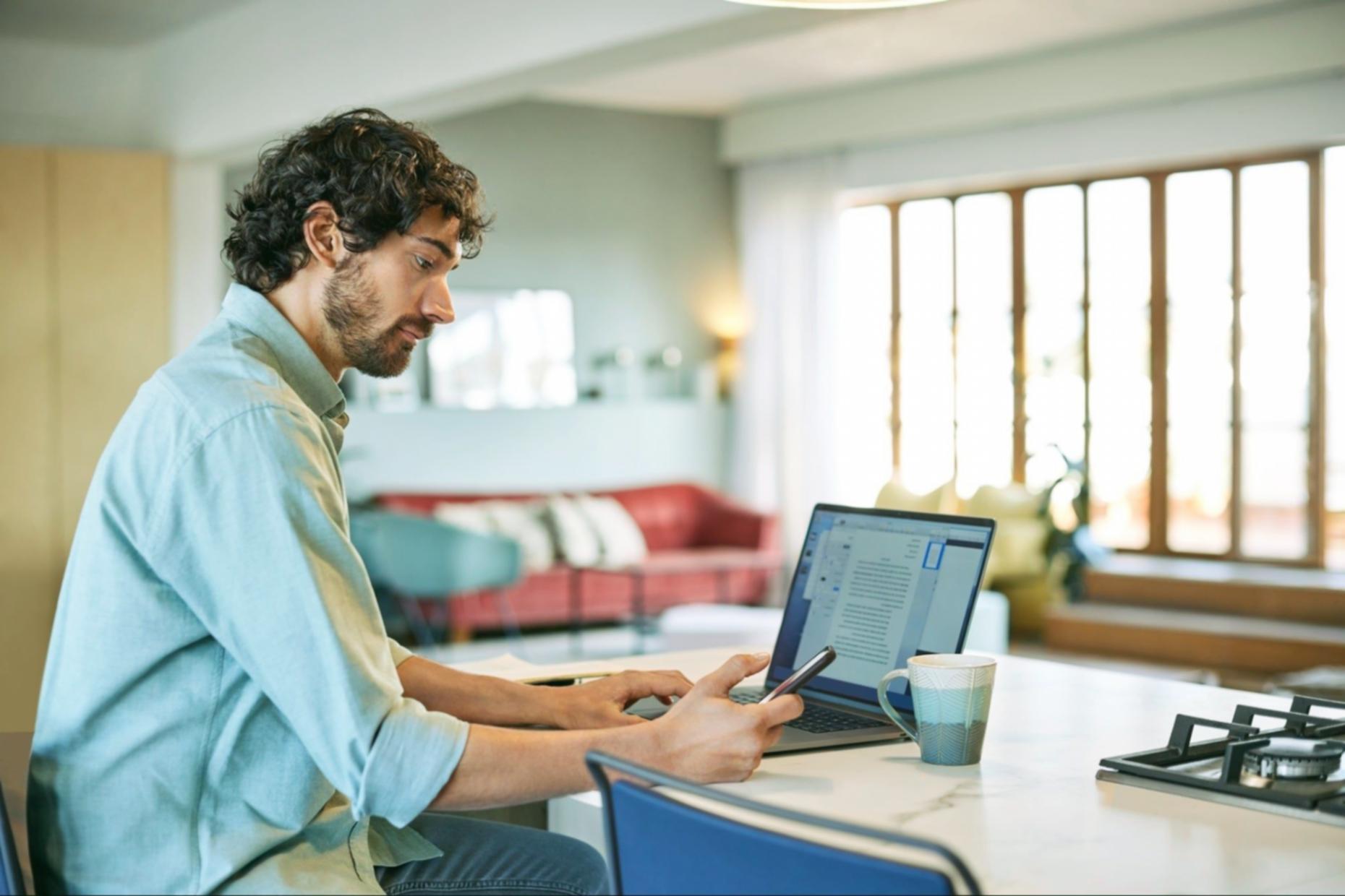 Startup-Team bei Finanzierungsworkshop mit Strategiematerialien